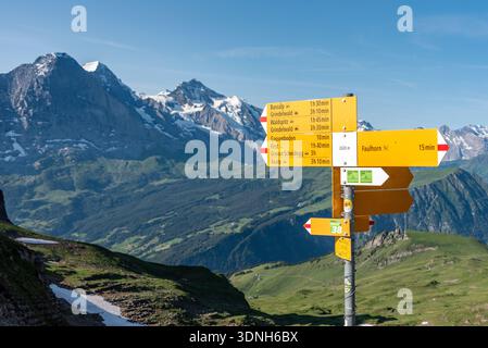 Panneaux de randonnée au mont Faulhorn dans les alpes bernoises, mont Eiger en arrière-plan, Suisse Banque D'Images