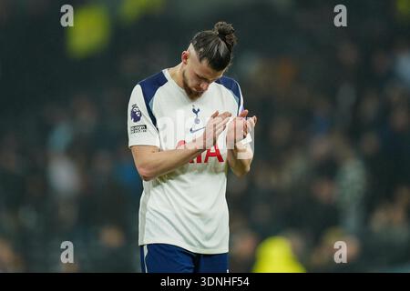 Londres, Royaume-Uni. 10 février 2026. Radu Drăgușin de Tottenham Hotspur semble déçu en tapant des mains après le match de Tottenham Hotspur contre Newcastle United premier League au Tottenham Hotspur Stadium, Londres, Angleterre le 10 février 2026 crédit : Dylan Hepworth/Every second Media crédit : Every second Media/Alamy Live News Banque D'Images