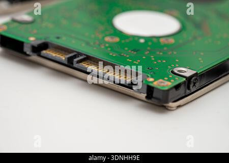 Macro détaillée d'un disque dur, mettant en évidence ses mécanismes de stockage. Banque D'Images