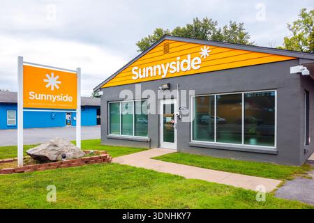 New Hartford, NY - 30 août 2024 : Sunnyside est une marque nationale de dispensaires exploitée par Cresco Labs, qui offre des produits de cannabis médical réglementés dans un mètre Banque D'Images