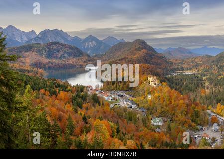 Château de Hohenschwangau en automne, laken Alpsee, Allemagne, Bavière, Schwangau Banque D'Images