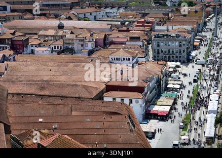 Porto, Portugal 14 juin 2025 : vue en angle élevé sur les pavillons historiques de vin de Porto, les toits en terre cuite et la promenade animée au bord du fleuve Douro à Vila Nova de Banque D'Images