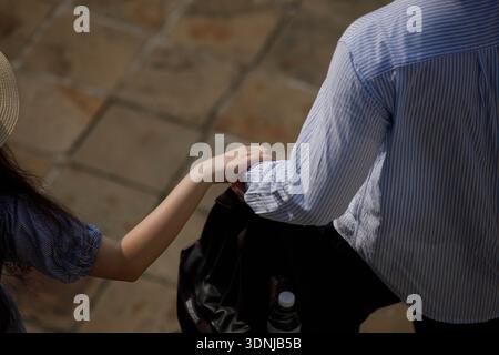 Couple masculin et féminin marchant dans les escaliers tenant les mains, tir d'épaule masculine, texture de peau de main, vue en angle élevé Banque D'Images