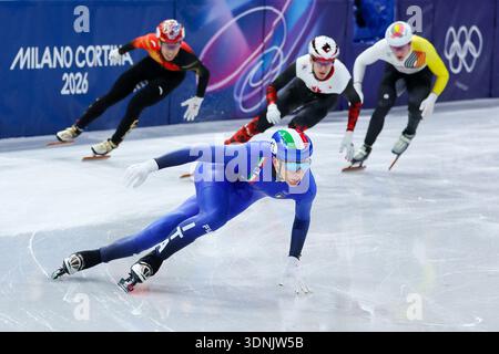 Milan, Italie. 10 février 2026. Thomas Nadalini, Italien, participe à la finale de patinage de vitesse sur courte piste, Un Royaume d'équipes mixtes des Jeux Olympiques d'hiver de Milano Cortina 2026 au Milano Ice Skating Arena de Milan. (Photo de Fabrizio Carabelli/SOPA images/Sipa USA) crédit : Sipa USA/Alamy Live News Banque D'Images