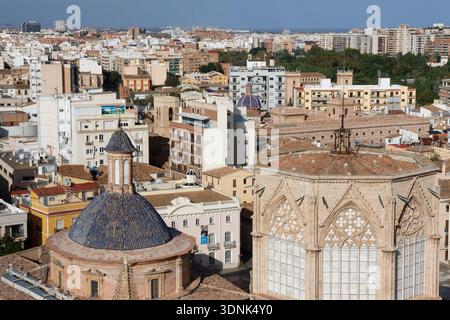 Centre historique de la ville de Valence avec la Basilique notre-Dame des Forsaken à gauche et la Tour Miguelete à droite. Valencia. Espagne. Banque D'Images