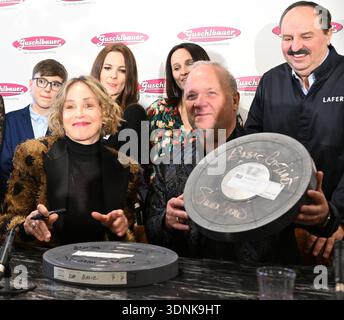 Une conférence de presse au ' Schaumrollenkönig ' à Willibald (Autriche), le mardi 10 février 2026, avec Sharon Stone, invitée vedette de l'opéra. (De gauche à droite) L'actrice américaine Sharon Stone signe des bobines de film du film 'Basic Instinct', Karl Guschlbauer, Johann Lafer - 20260210 PD14274 crédit : APA-PictureDesk/Alamy Live News Banque D'Images