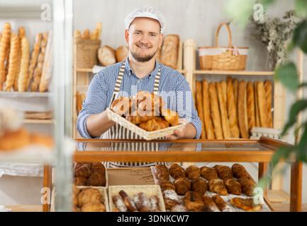 Vente de croissants frais dans la boulangerie - Baker place des croissants chauds sur l'exposition Banque D'Images