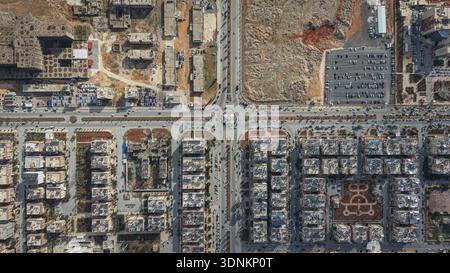 Vue aérienne de haut en bas des rues et des bâtiments de la ville d'Alep. Syrie, Alep - 10 février 2026 : à Alep, Syrie le 10 février 2026, un drone aérien à couper le souffle capte la grille urbaine et les rues organisées de la ville. Alep Alep Syrie Copyright : xMohammadxBashirxAldaherx Banque D'Images