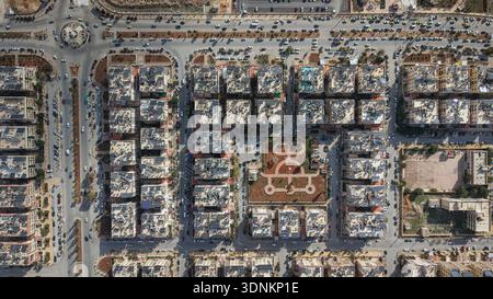 Vue aérienne de haut en bas des rues et des bâtiments de la ville d'Alep. Syrie, Alep - 10 février 2026 : à Alep, Syrie le 10 février 2026, un drone aérien à couper le souffle capte la grille urbaine et les rues organisées de la ville. Alep Alep Syrie Copyright : xMohammadxBashirxAldaherx Banque D'Images