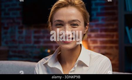 Portrait heureux souriant femme adulte caucasienne regardant la caméra sourire riant joyeuse bonne humeur rire femme positive femme joyeux sentiment insouciant Banque D'Images