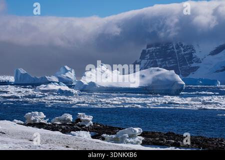 Icebergs dérivent dans Crystal Sound, Antarctique. Banque D'Images