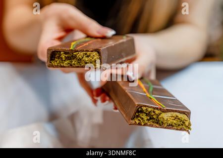 Une femme tient un chocolat populaire de Dubaï Banque D'Images
