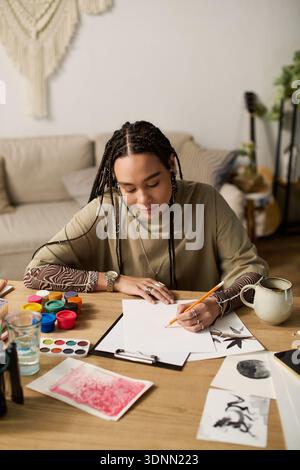 Dans un appartement lumineux, une jeune femme afro-américaine exprime sa créativité à travers compris Banque D'Images