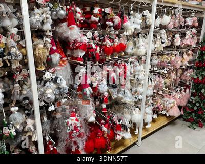 Décorations de Noël affichées sur les étagères du magasin avec une variété de poupées et d'ornements festifs. Belgrade (Serbie) - 3 décembre 2025. Banque D'Images