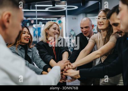 Équipe diversifiée de professionnels dans un cercle de bureau se joignant les mains pour le travail d'équipe et la collaboration aujourd'hui Banque D'Images
