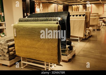 Tapis roulés et tapis de sol disposés dans un magasin de meubles, présentant des produits d'ameublement et de décoration intérieure. Belgrade, Serbie - 20 Banque D'Images