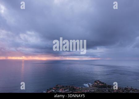 Coucher de soleil spectaculaire sur l'océan Pacifique vu depuis les falaises de Palos Verdes Estates sur la côte sud de la Californie. Riche orange et rouge hu... Banque D'Images