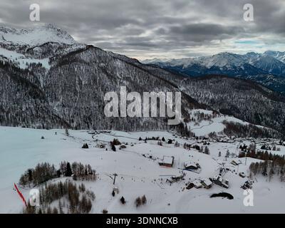 Le village alpin chamois vue aérienne en saison hivernale Banque D'Images