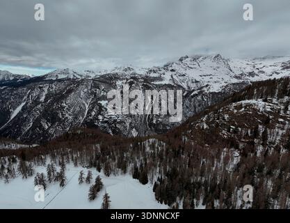 Le village alpin chamois vue aérienne en saison hivernale Banque D'Images