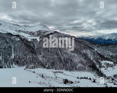 Le village alpin chamois vue aérienne en saison hivernale Banque D'Images