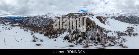 Le village alpin chamois vue aérienne en saison hivernale Banque D'Images