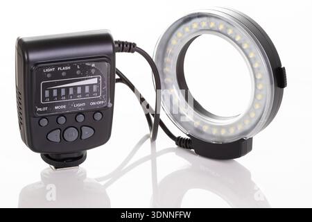 Kit d'éclairage photo compact avec éclairage annulaire LED circulaire et flash séparé. Idéal pour les portraits, les photos de produits et le contenu social Banque D'Images