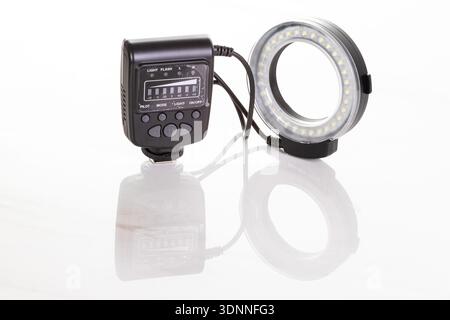 Kit d'éclairage photo compact avec éclairage annulaire LED circulaire et flash séparé. Idéal pour les portraits, les photos de produits et le contenu social Banque D'Images