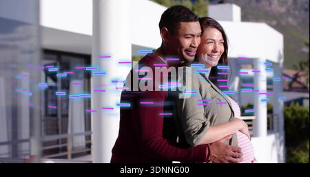 Embrassant un couple adulte montrant le ventre enceinte sur le balcon, portant le dessus rayé, des stries néon Banque D'Images
