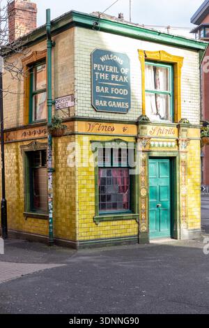 Extérieur de l'historique Peveril of the Peak pub à Manchester, Angleterre, une maison publique de l'époque victorienne traditionnelle connue pour son jaune distinctif et Banque D'Images