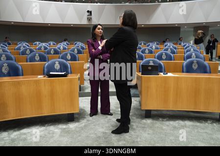LA HAYE – les membres du Parlement Sara El Boujdaini (D66) et Hilde Wendel (VVD) lors d’un débat sur la nouvelle que la société cloud hébergeant Digid et MijnOverheid a été vendue à un géant technologique étranger et sur les migrations vers des géants technologiques américains. Une majorité de la Chambre des représentants veut empêcher que les données numérisées néerlandaises ne finissent entre les mains des Américains. JEROEN JUMELET / anp pays-bas OUT - belgique OUT Banque D'Images