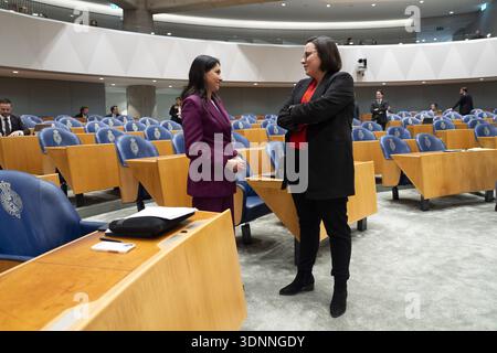 LA HAYE – les membres du Parlement Sara El Boujdaini (D66) et Hilde Wendel (VVD) lors d’un débat sur la nouvelle que la société cloud hébergeant Digid et MijnOverheid a été vendue à un géant technologique étranger et sur les migrations vers des géants technologiques américains. Une majorité de la Chambre des représentants veut empêcher que les données numérisées néerlandaises ne finissent entre les mains des Américains. JEROEN JUMELET / anp pays-bas OUT - belgique OUT Banque D'Images