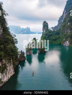 Découvrez la beauté étonnante du parc national de Khao Sok Thaïlande avec sa végétation luxuriante et ses eaux tranquilles. Banque D'Images