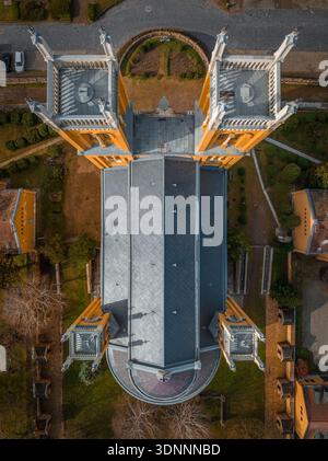 FOT, Hongrie - vue aérienne de haut en bas de l'église catholique romaine de l'Immaculée conception (Szeplotlen Fogantatas templom) dans la ville de FOT Banque D'Images