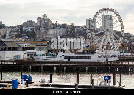 Horizon de San Francisco Russian Hill avec la grande roue SkyStar Wheel Fisherman's Wharf et le ferry Blue and Gold Fleet Royal Star accosté à l'embarcadère 41 Banque D'Images