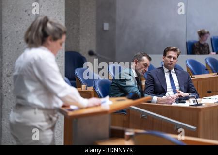 LA HAYE – le ministre intérimaire Vincent Karremans (Affaires économiques) et le secrétaire d’État intérimaire Eddie van Marum (Affaires intérieures) lors d’un débat sur la nouvelle que la société cloud hébergeant Digid et MijnOverheid a été vendue à un géant technologique étranger et sur les migrations vers des géants technologiques américains. Une majorité de la Chambre des représentants veut empêcher que les données numérisées néerlandaises ne finissent entre les mains des Américains. JEROEN JUMELET / anp pays-bas OUT - belgique OUT Banque D'Images