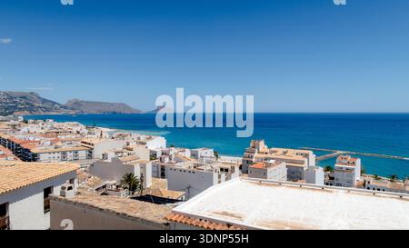 Vue panoramique sur les charmants toits et la côte d'Altea sous un ciel bleu clair. Située à Alicante, en Espagne, la ville pittoresque est connue pour son blanc Banque D'Images