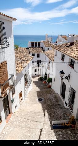 Découvrez le charme pittoresque d'Altea, Alicante, avec ses rues étroites et blanchies à la chaux menant à la magnifique mer Méditerranée bleue. Un quintessenti Banque D'Images