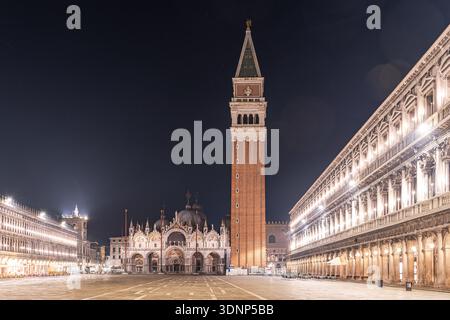 La vue nocturne époustouflante de la Basilique de Marc et du Campanile sur l'emblématique Piazza San Marco de Venise. L'architecture éclairée crée un s captivant Banque D'Images