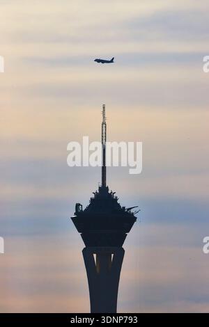 Le Strat Tower Silhouette avec avion au crépuscule au-dessus de Las Vegas Nevada Skyline Banque D'Images