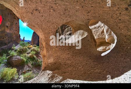 Trou dans la formation de Wall Rock Sunburst et Mojave Desert Vegetation Banque D'Images