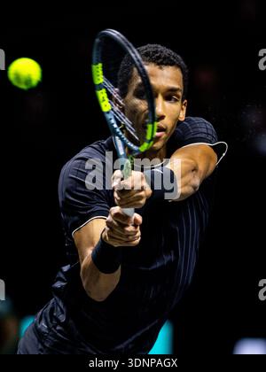 ROTTERDAM, PAYS-BAS - 11 FÉVRIER : Felix Auger-Aliassime, du Canada, joue un revers dans son match de premier tour en simple masculin contre Alexei Popyrin, de l'Australie, lors de la troisième journée de l'ABN AMRO Open au Rotterdam Ahoy le 11 février 2026 à Rotterdam, aux pays-Bas. (Photo de René Nijhuis) Banque D'Images