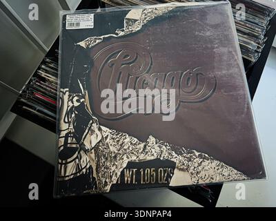 Lviv, Ukraine - 07 février 2026 : pochette en vinyle rétro avec couverture Chicago X 1976 avec texture en feuille et logo audacieux. Banque D'Images