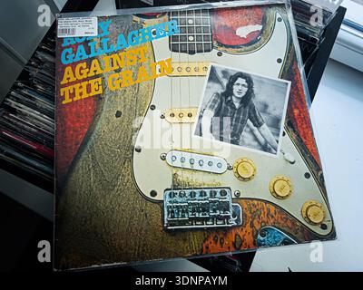 Lviv, Ukraine - 07 février 2026 : reprise de l'album 1975 pour Rory Gallagher Against the grain avec guitare et ambiance rétro rock. Banque D'Images