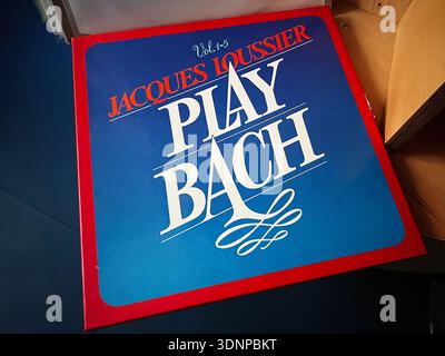Lviv, Ukraine - 07 février 2026 : pochette d'album de piano jazz avec une illustration bleue audacieuse et une bordure rouge de Jacques Loussier. Banque D'Images
