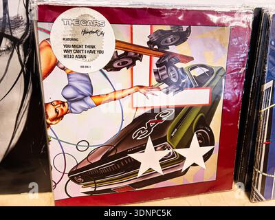 Lviv, Ukraine - 07 février 2026 : couverture de l'album 1984 pour Heartbeat City by the Cars, voiture vintage et collage d'étoiles sur vinyle. Banque D'Images