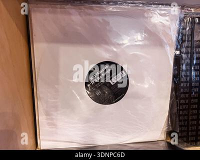 Lviv, Ukraine - février 07, 2026 : Lviv, Ukraine - février 07, 2026 : Kid massive It Will Be Alright vinyle single dans une pochette transparente, des ambiances de musique House et Banque D'Images