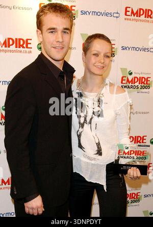 Photo datée du 05/02/03 de l'acteur James Van Der Beek avec Samantha Morton, après avoir été nommée meilleure actrice britannique, lors des Empire film Awards au Dorchester Hotel à Londres. James Van Der Beek, star de Dawson's Creek, est mort 'paisiblement ce matin' à l'âge de 48 ans, a déclaré sa famille dans un communiqué. Date d'émission : mercredi 11 février 2026. Banque D'Images