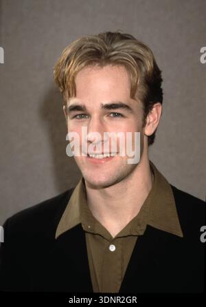 JAMES VAN DER BEEK JAMES VAN DER BEEK (8 mars 1977 - 11 février 2026) est un acteur américain connu pour son interprétation de Dawson Leery sur Dawson's Creek (1998-2003). Le 31 août 2023, Van Der Beek a reçu un diagnostic de cancer colorectal, mais son diagnostic n'a été rendu public qu'en novembre 2024. Il est décédé le 11 février 2026, à l'âge de 48 ans. FILE PHOT TOURNÉ LE : 5 janvier 1999, Pasadena, Californie, États-Unis : JAMES VAN DER BEEK mdaing a WB TCA Press Tour. (Crédit image : © Lisa Rose/ZUMA Wire) USAGE ÉDITORIAL SEULEMENT ! Non destiné à UN USAGE commercial ! Banque D'Images