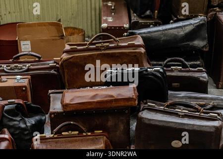 Valises Vintage empilées, malles en cuir et boîtes à chapeau, film Prop Collection Banque D'Images