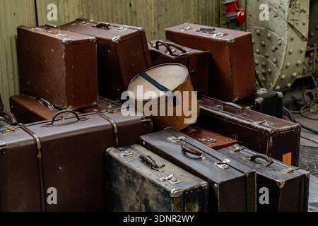 Valises Vintage empilées, malles en cuir et boîtes à chapeau, film Prop Collection Banque D'Images